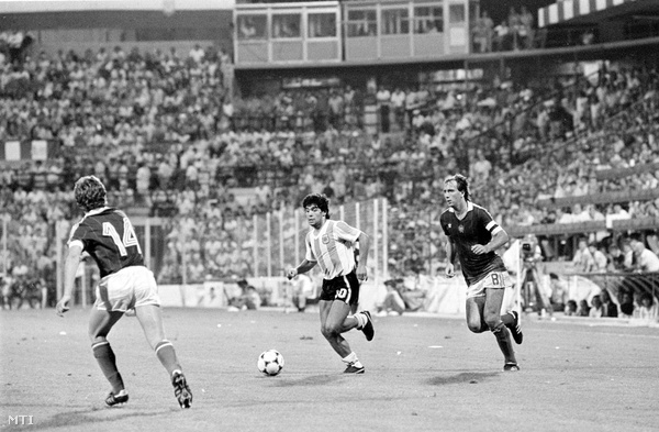 1982. június 18. Maradona (k) vezeti a labdát Nyilasi Tibor (j) és Sallai Sándor között a spanyolországi labdarúgó világbajnokságon rendezett Argentína-Magyarország mérkőzésen (4:1).