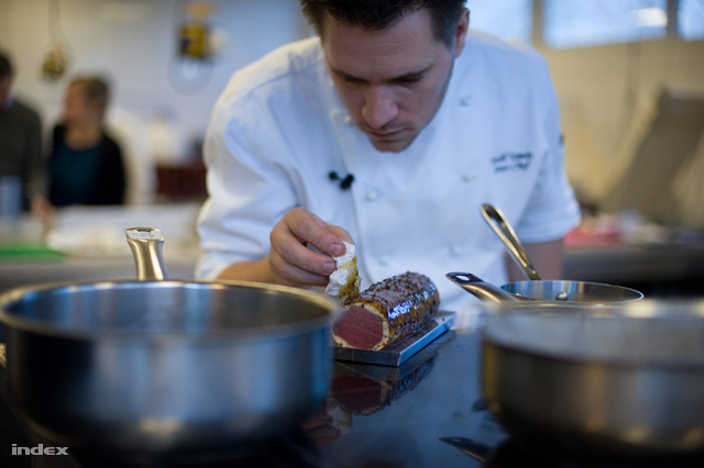 Széll Tamás mesterszakács készül a 2013-as Bocuse D'Or-ra itthoni gyakorlókonyhájukban