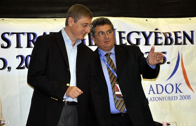 Gyurcsány Ferenc és Szikora János az APEH elnöke beszélgetnek az Adóhivatali Dolgozók Országos Konferenciáján, 2008-ban