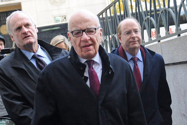 Rupert Murdoch a News Corp. sajtóbirodalom 83 éves elnök-vezérigazgatója (k) válási tárgyalására érkezik a New Yorki-i állami legfelsőbb bíróságra.
