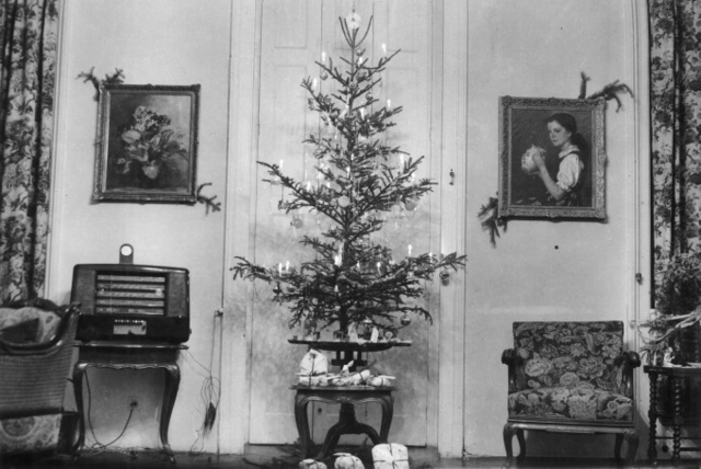 A svájci követség karácsonyfája 1943-ban