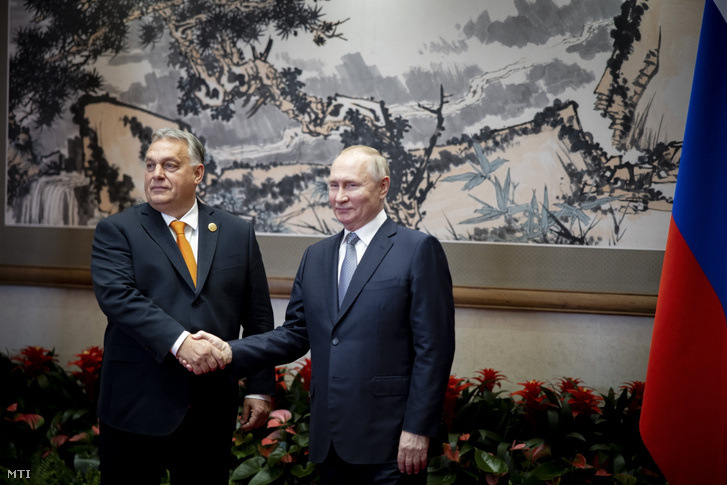 Orbán Viktor miniszterelnök (b) és Vlagyimir Putyin orosz elnök (j) kétoldalú tárgyalásuk előtt Pekingben 2023. október 17-én