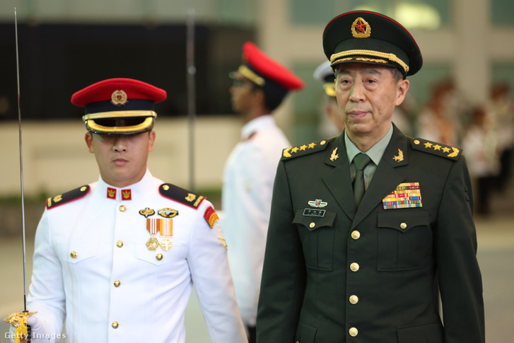 Li Shangfu kínai védelmi miniszter jobbra egy díszőrséget ellenőriz Szingapúrban 2023. június 1-jén