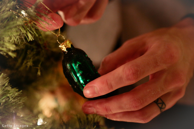 Németországban uborkát rejtenek el a karácsonyfa ágai között