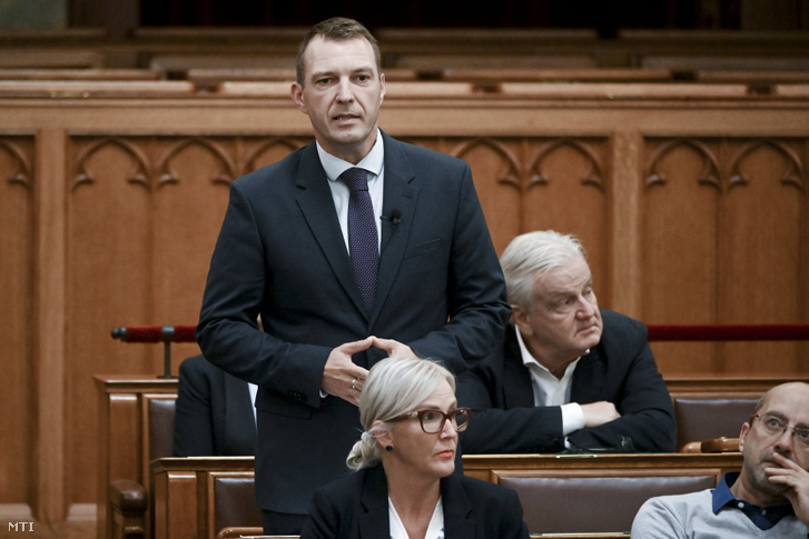 Barkóczi Balázs a DK képviselője felszólal napirend előtt az Országgyűlés plenáris ülésén 2023. október 24-én