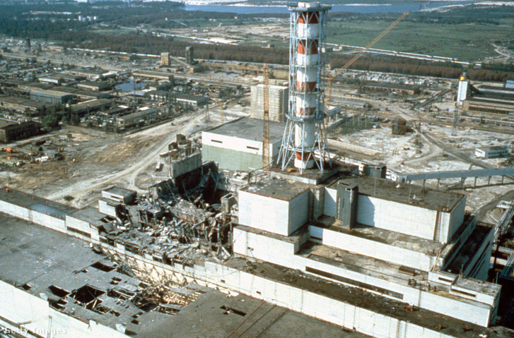 A csernobili atomerőmű néhány héttel a katasztrófa után. Csernobil, Ukrajna, Szovjetunió, 1986. május
