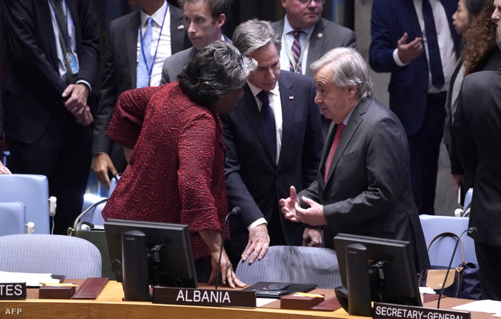 Antony Blinken amerikai külügyminiszter (C) beszélget António Guterres ENSZ-főtitkárral (R) és Linda Thomas-Greenfield amerikai ENSZ-nagykövettel (L) az ENSZ Biztonsági Tanácsának a közel-keleti konfliktusról szóló ülése előtt az ENSZ székházában, New Yorkban 2023. október 24-én