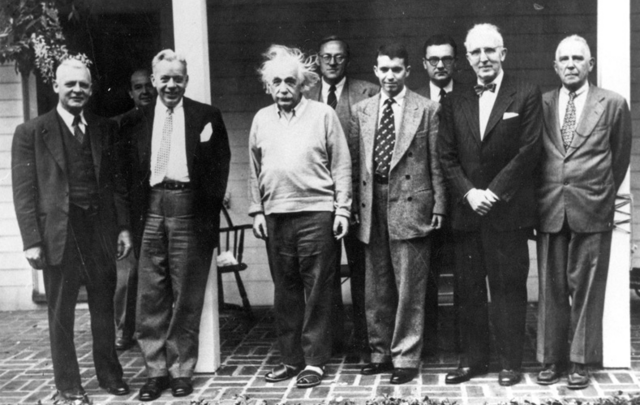 Balról harmadikként, diszkréten húzódik meg Neumann többek közt Einstein társaságában