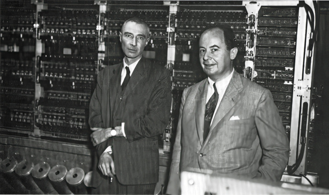Neumann Oppenheimerrel, az atombomba atyjával