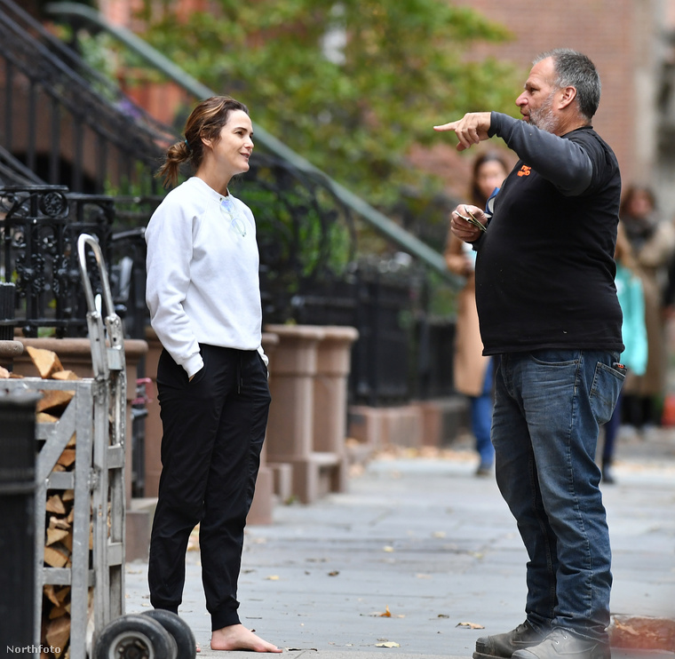 Keri Russelt New Yorkban fotózták le a paparazzik, amikor átvett egy csomagot a háza előtt
