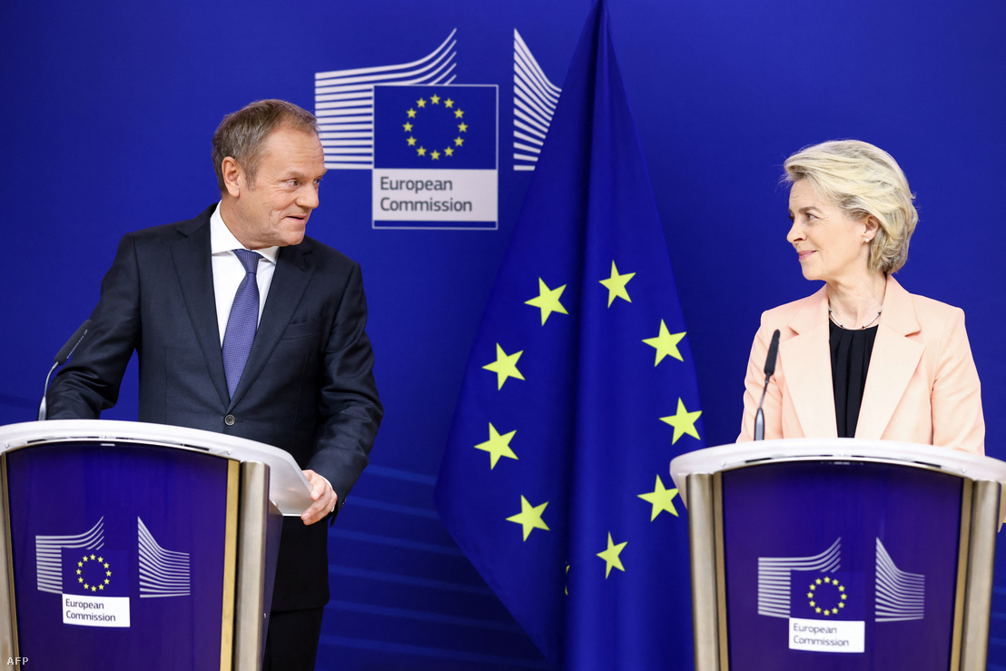 Ursula von der Leyen, az Európai Bizottság elnöke és Donald Tusk lengyel liberális ellenzéki vezető sajtótájékoztatót tart az EU brüsszeli székhelyén 2023. október 25-én