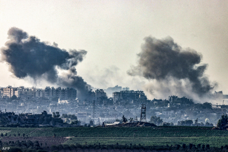 A dél-izraeli Szderót városából 2023. október 25-én készült képen füst száll fel a Gázai övezet északi része fölé egy izraeli csapást követően, az Izrael és a Hamász palesztin csoport között zajló harcok közepette