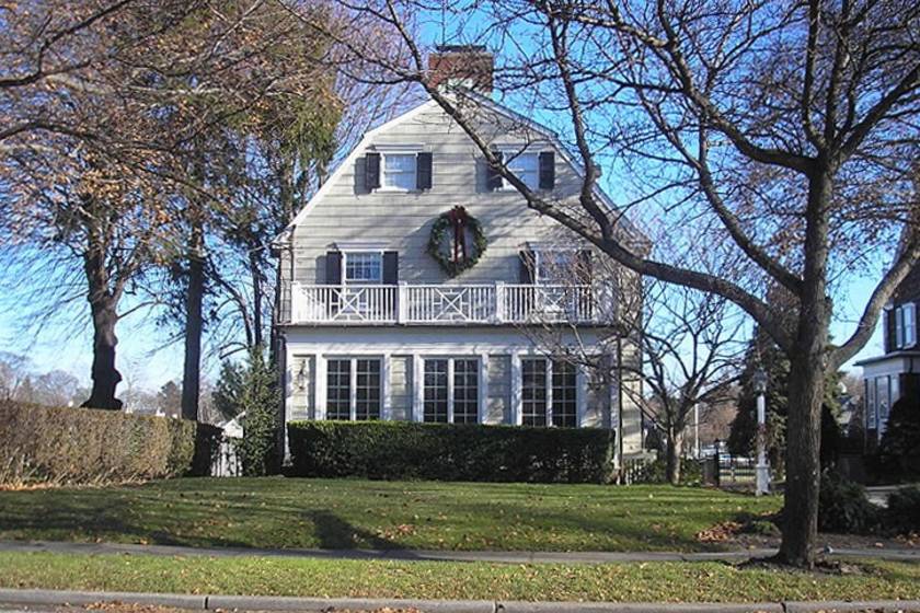 A képen a New York megyében található Amityville-ház látható, ami szörnyű gyilkosság helyszíne volt. 1974-ben a házban lakó Ronald DeFeo hangok sugallatára megölte a szüleit és négy testvérét. A házba költöző új lakók nem bírtak sokáig ott lakni, mivel szörnyű erőket éreztek a házban.