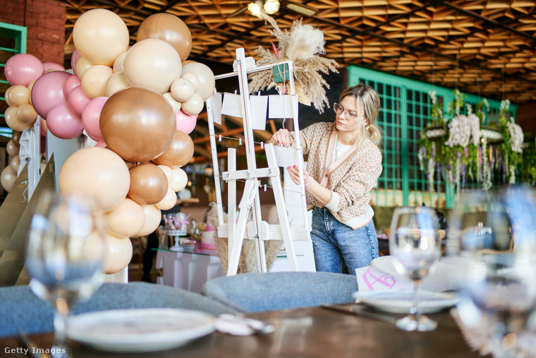 A túlzásba vitt ételkínálat nem ideális egy esküvőn. Ha a vendégek túl sokat esznek, az elveheti a kedvüket a táncolástól és a mulatozástól. (Fotó: YorVen / Getty Images Hungary)