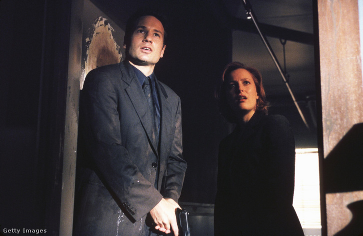 Fox Mulder ügynök (David Duchovny) és Dana Scully ügynök (Gillian Anderson) az X-akták című sorozatban