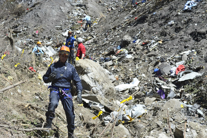 A francia belügyminisztérium által biztosított képen a mentők és a csendőrség folytatják a keresési műveletet a Germanwings repülőgép lezuhanásának helyszínénél a francia Alpok közelében 2015. március 26-án