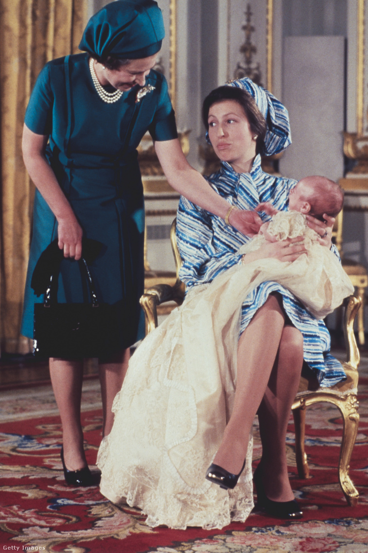 Erzsébet királynő és Anna hercegnő fia, Péter keresztelőjén, 1977-ben. (Fotó: Hulton Archive / Getty Images Hungary)