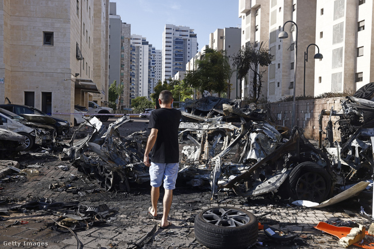 Rakétatámadás során megrongálódott autók az izraeli Ashkelonban 2023. október 7-én