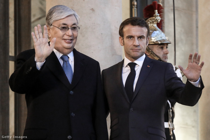 Emmanuel Macron francia elnök (r) üdvözli Kaszim-Zsomart Tokajev kazah elnököt találkozójuk előtt az Elysée-palotában 2022. november 29-én Párizsban