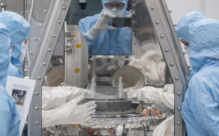 A NASA mérnökei a TAGSAM nyitása közben