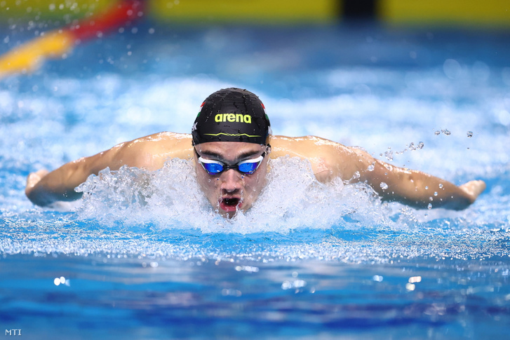 A későbbi győztes Milák Kristóf a 200 méteres pillangóúszás döntőjében a 18. rövidpályás úszó országos bajnokságon Kaposváron 2022. november 17-én