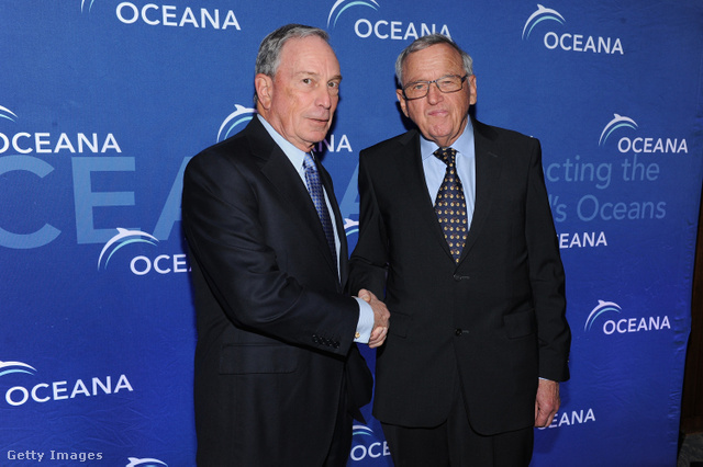 Hansjörg Wyss (jobbra) az óceánok megmentése érdekében rendezett konferencián Michael Bloomberggel, New York City egykori polgármesterével fogott kezet