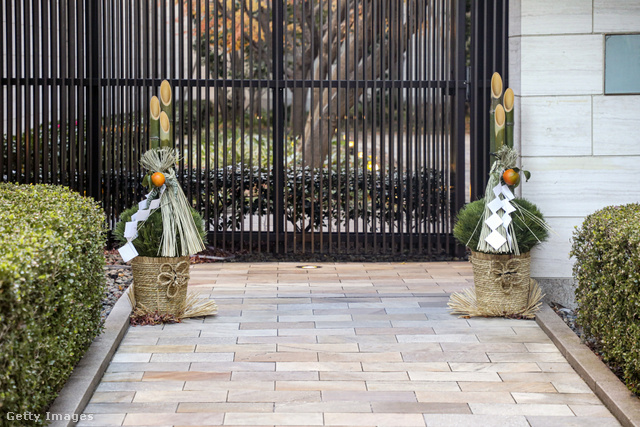 Japánban minden év decemberében kikerül a kadomacu a bejárati ajtó elé