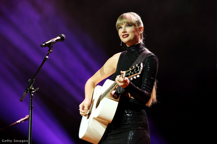 Taylor Swift az NSAI 2022-es Nashville Songwriter Awards díjátadóján lép színpadra a Ryman Auditoriumban szeptember 20-án Nashville-ben, Tennessee-ben