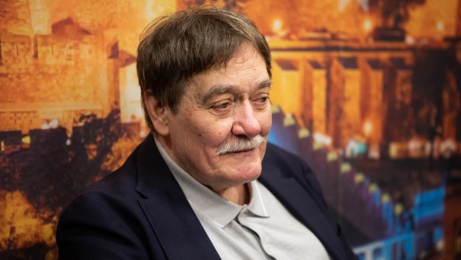 Vinkó József a Facebookon kért segítséget, bizonytalanná vált rádióműsorának sorsa