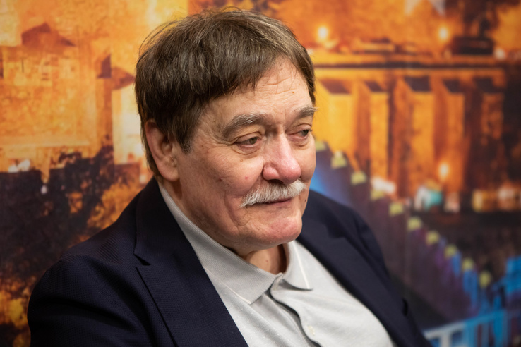 Vinkó József a Facebookon kért segítséget, bizonytalanná vált rádióműsorának sorsa