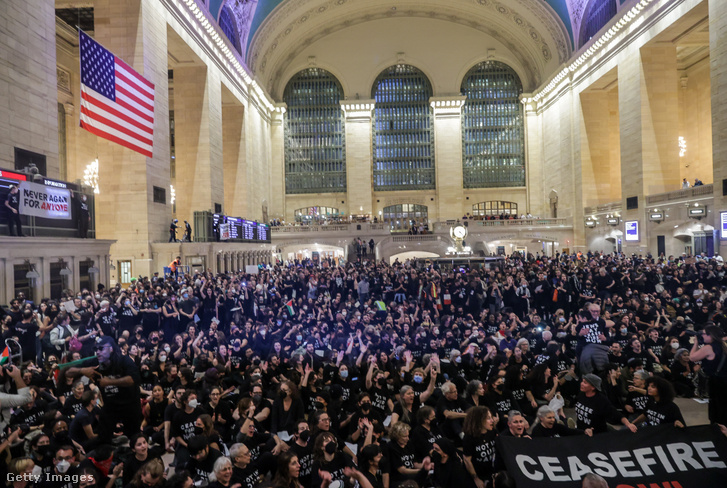 Tüntetők a New York-i Grand Centralnál gyűlnek össze, hogy tűzszünetet követeljenek Gázában 2023. október 27-én
