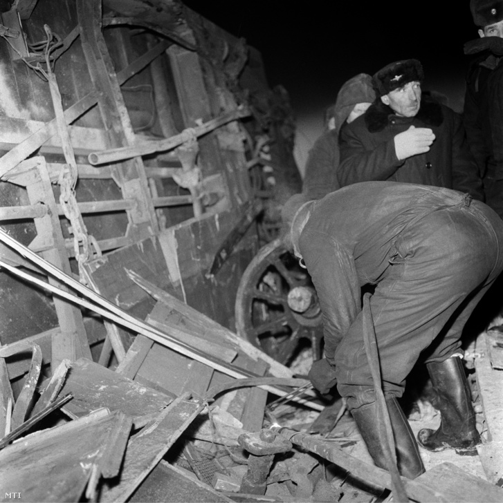 Az egyik összetört, favázas vasútikocsi maradványait vizsgálja a Vasútbiztonsági Osztály (VBO) (fotó: MTI)
