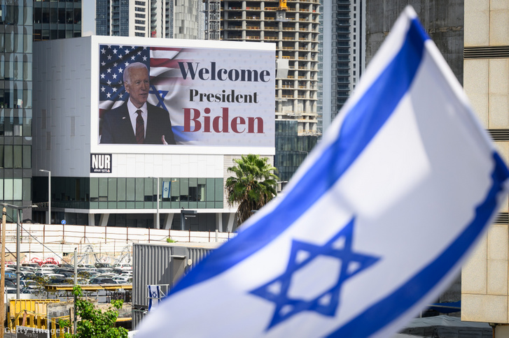 Digitális hirdetőtábla fogadja Joe Biden amerikai elnököt Izraelben 2023. október 18-án Tel-Avivban, Izraelben