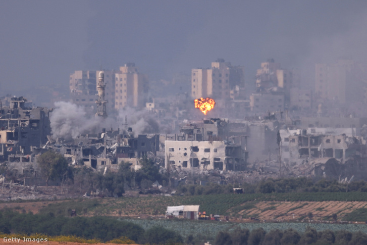 Füst száll fel egy robbanás után 2023. október 28-án a Gázai övezetben