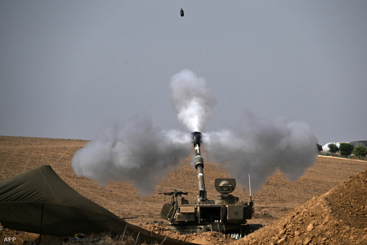 Az izraeli hadsereg 2023. október 28-án aknavetős lövedékeket lő ki a Gázai övezet felé