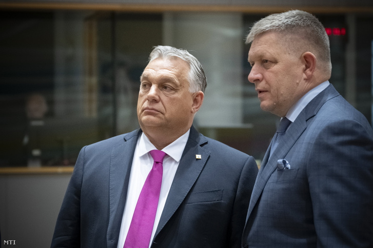 Orbán Viktor miniszterelnök és Robert Fico szlovák kormányfő az Európai Unió állam- és kormányfőinek kétnapos brüsszeli csúcstalálkozóján 2023. október 26-án