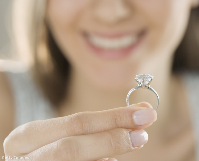 A szokatlan esküvőn a menyasszony egyedül jelent meg, és a gyűrűt is magának vásárolta