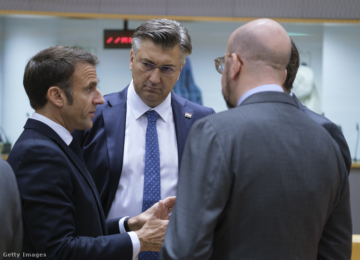 Emmanuel Macron francia elnök beszélget Andrej Plenkovic horvát miniszterelnökkel, Charles Michellel, az Európai Tanács elnökével és Kyriakos Mitsotakis görög miniszterelnökkel az uniós csúcstalálkozó második napjának kezdete előtt az Europea épületében 2023. október 27-én, Brüsszelben