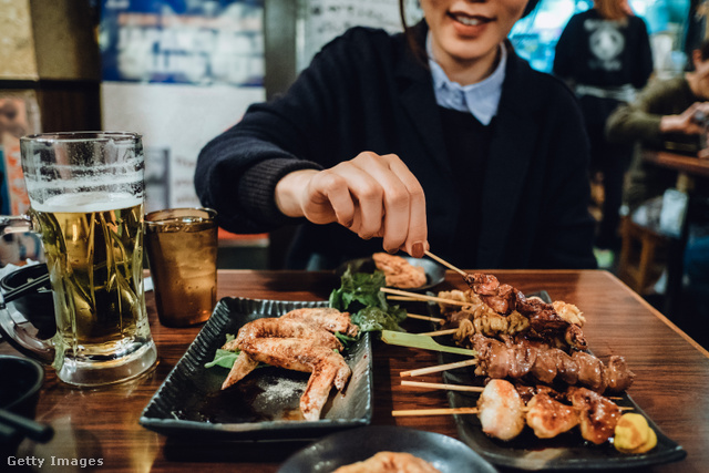 A jakitori egy hagyományos japán étel, grillezett csirkesaslik, amit szószba mártva fogyasztanak