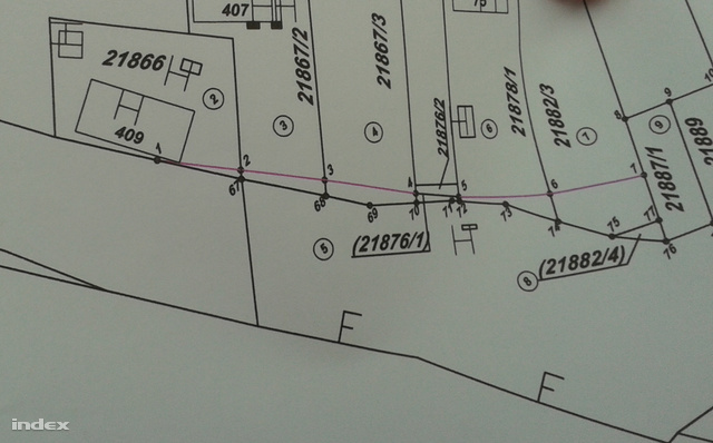 Pirossal látható az út tervezett kiszélesítése, ami alig 30 centivel kerülné el a 409-es számú lakóházat