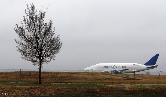 Egy Boeing 747-es Dreamlifter teherszállító gép vesztegel a Kansas állambeli Wichitában 2013. november 21-én.