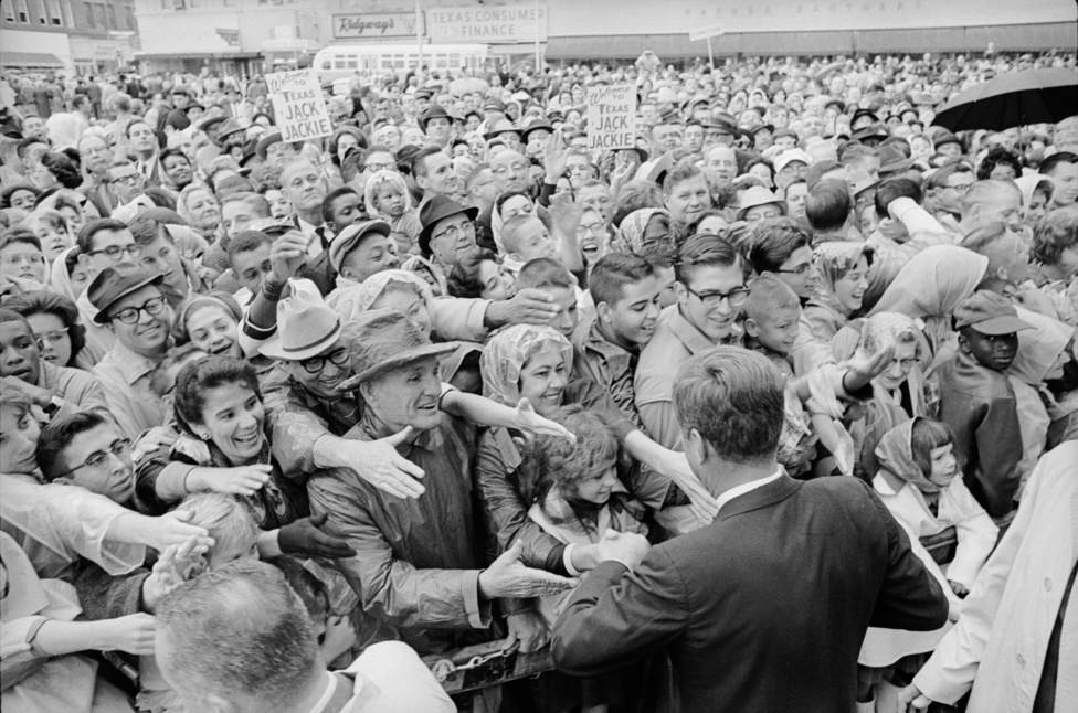 Kennedy üdvözli a Forth Worth-ben összegyűlt támogatóit.