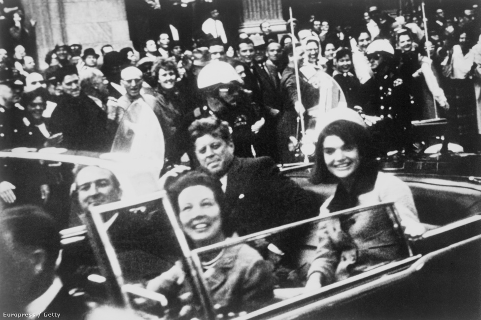 Dallasban több tízezer ember vonult az utcára, hogy üdvözölje az elhaladó elnöki konvojt. Kennedyék mellett a lehúzott tetejű limuzinban utazott John Connally texasi kormányzó és felesége is, mind mosolyogva integettek az út mentén összegyűlt tömegnek.