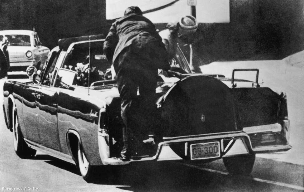 A rendőrmotorosok felvezetésével a limuzin azonnal a közeli, pár perc alatt elérhető Parkland kórházba száguldott. Kennedy felesége Connallyék beszámolója alapján azt kiáltotta a kocsiban, hogy &bdquo;a kezében van a férje agya", de Kennedy állítólag még lélegzett, amikor megérkeztek a kórházhoz.