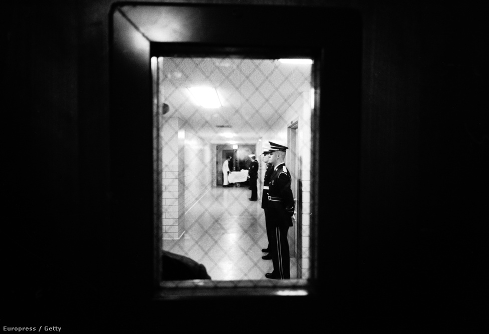 Katonák őrzik az ajtókat a Parkland kórházban