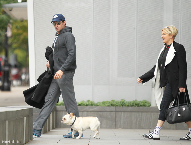 Hugh Jackman sétáltatja a kutyáját