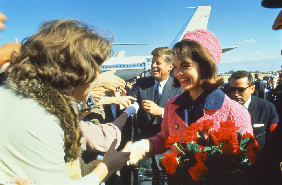 Jackie Kennedy egy csokor rózsával a Love Field reptéren.