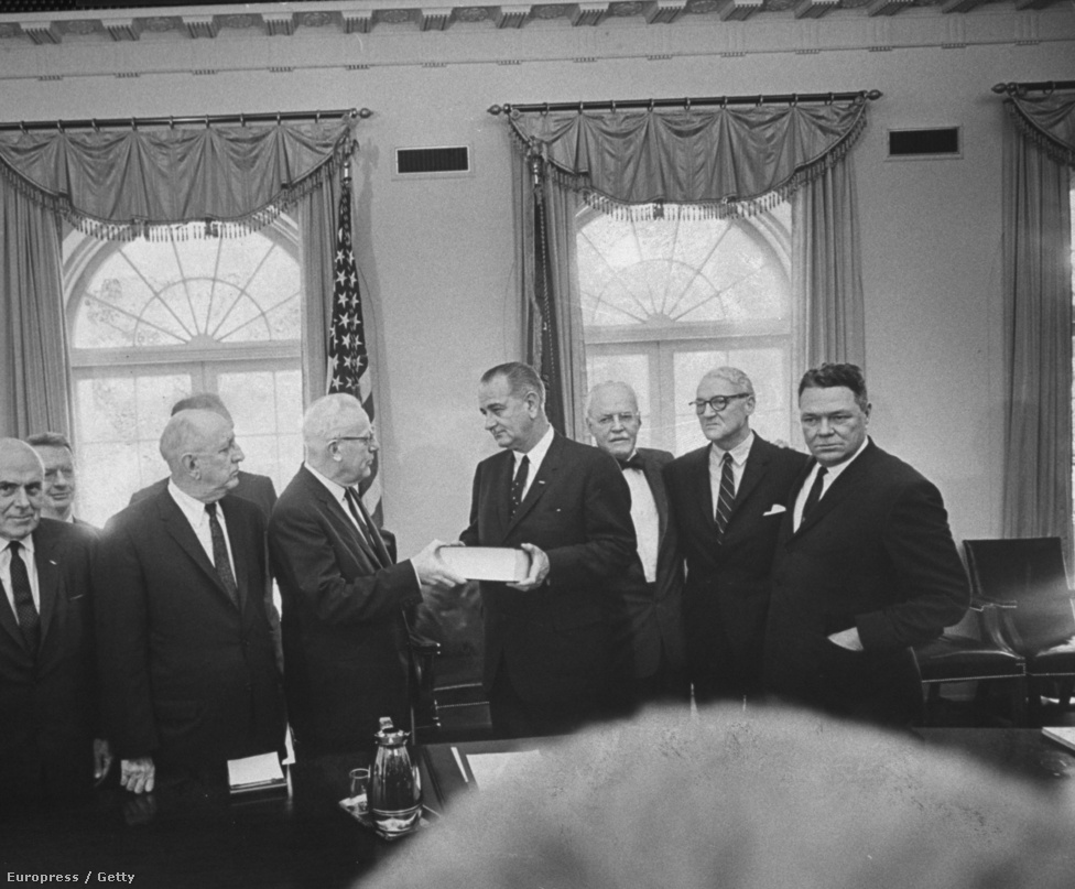Earl Warren (balról a 4.) leadja a jelentését a Kennedy-gyilkosságról Lyndon B. Johnson elnöknek