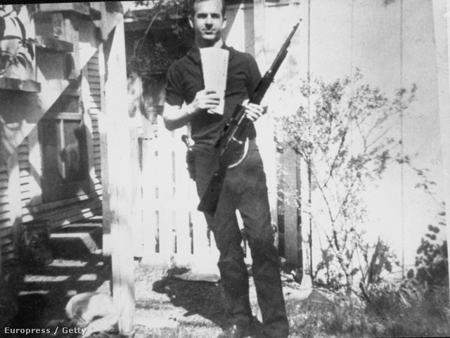 Oswald háza kertjében pózol a gyilkossághoz használt felgyverrel. Népszerű konspirációs elmélet, hogy már ez a kép is hamisítvány