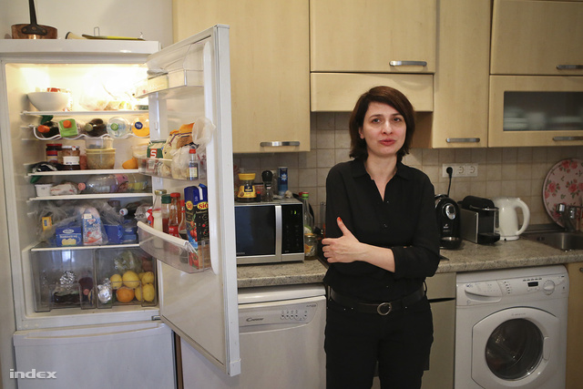 Zalai Ágnes és a szerkesztőségi hűtőszekrény